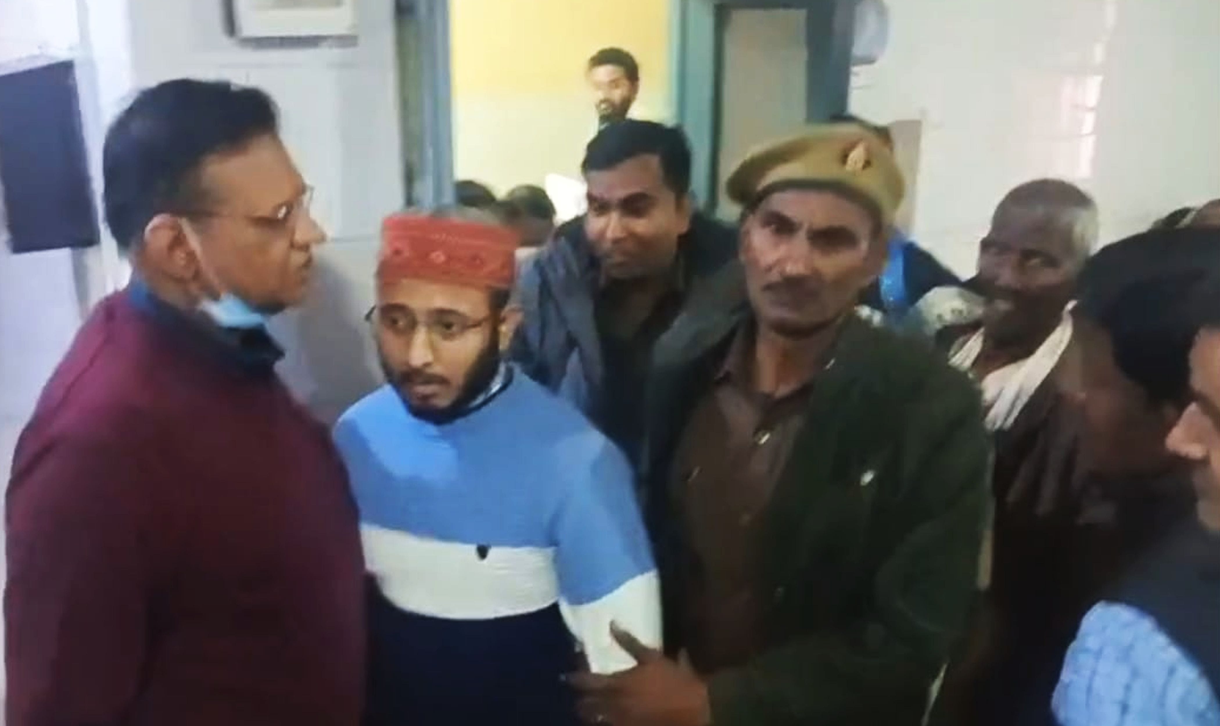 फोटो-18-सीएमएस की मौजूदगी में युवक को पकड़े पुलिस कर्मी। वीडियो ग्रैब