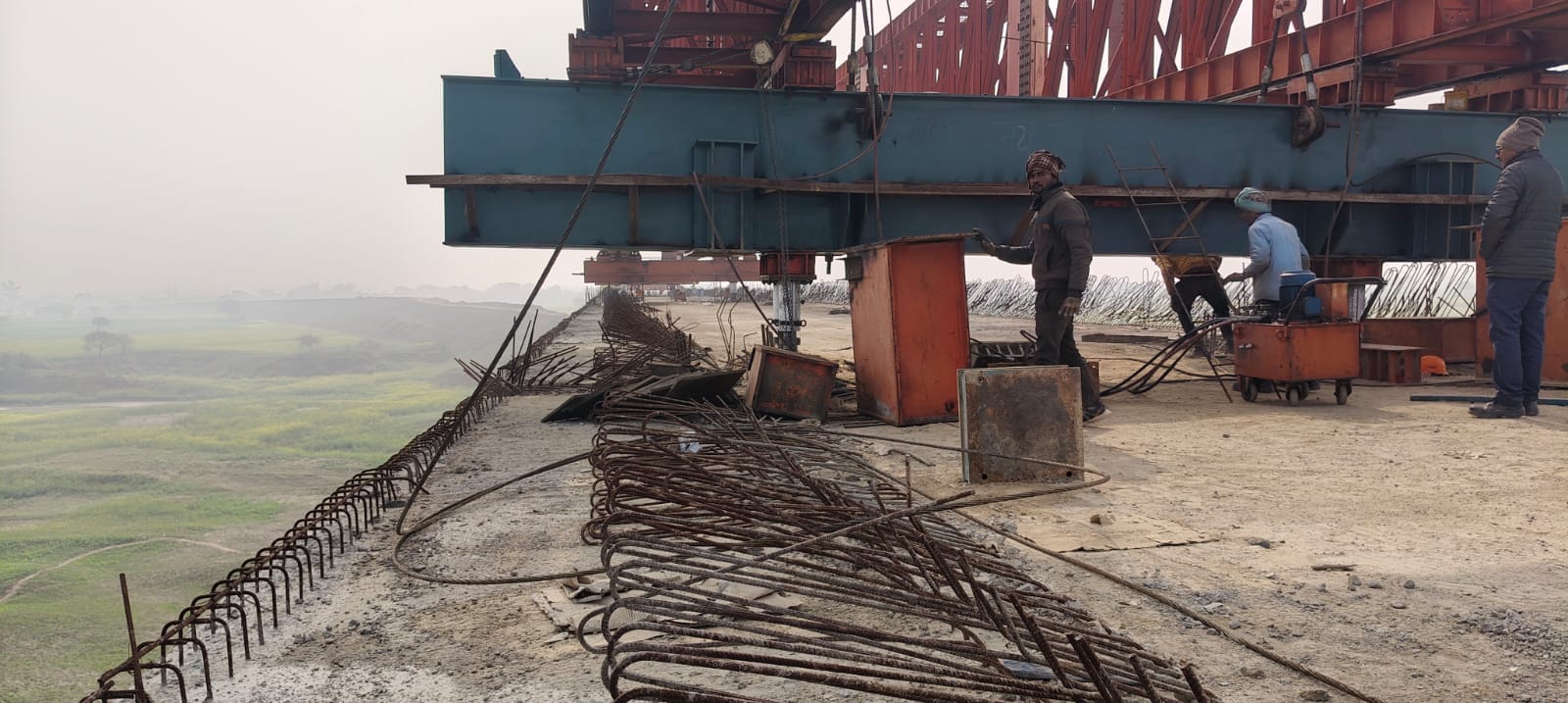 फोटो 21 एचएएमपी 25- शहर से निकले टूलेन हाईवे पर फर्राटा भरते वाहन। संवाद