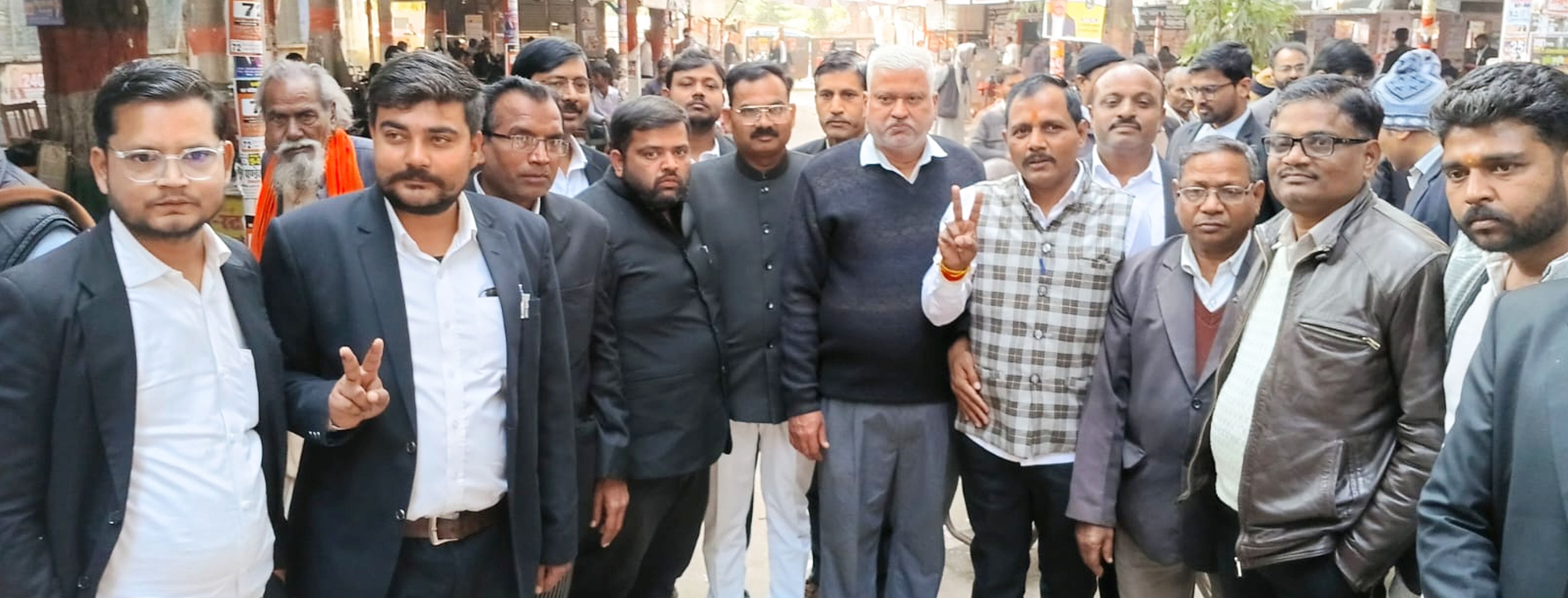 फोटो-28-बुधवार को मतदान करने के लिए पोलिंग बूथ की ओर जाते अधिवक्ता। संवाद