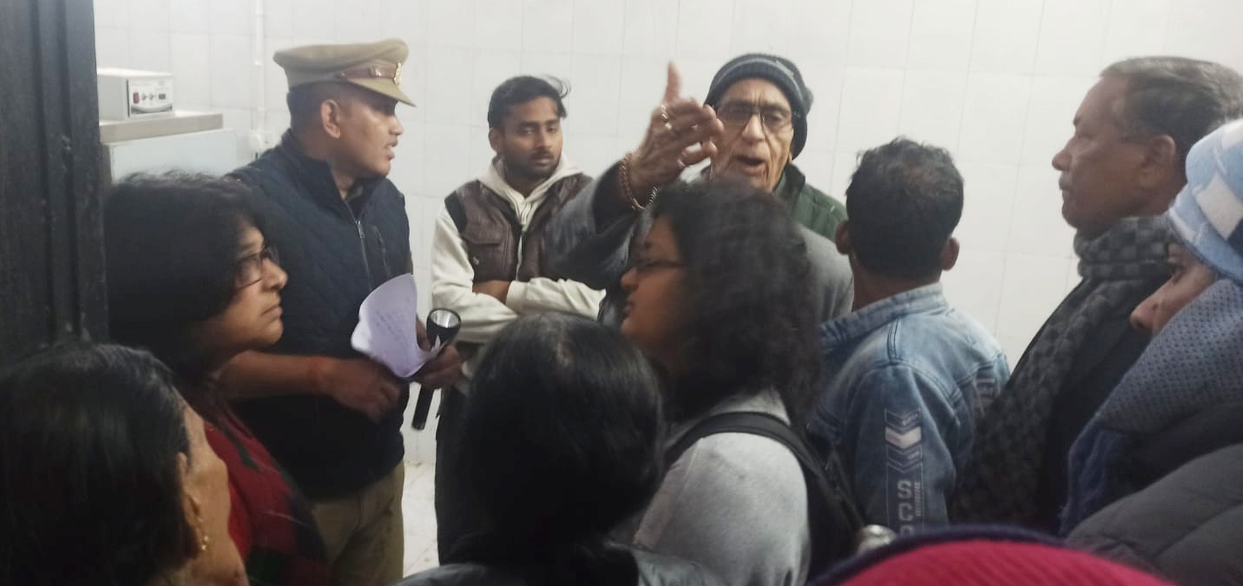 फोटो-35-मरच्युरी हाउस में परिजनों से बात-चीत करती पुलिस। वीडियो ग्रैब