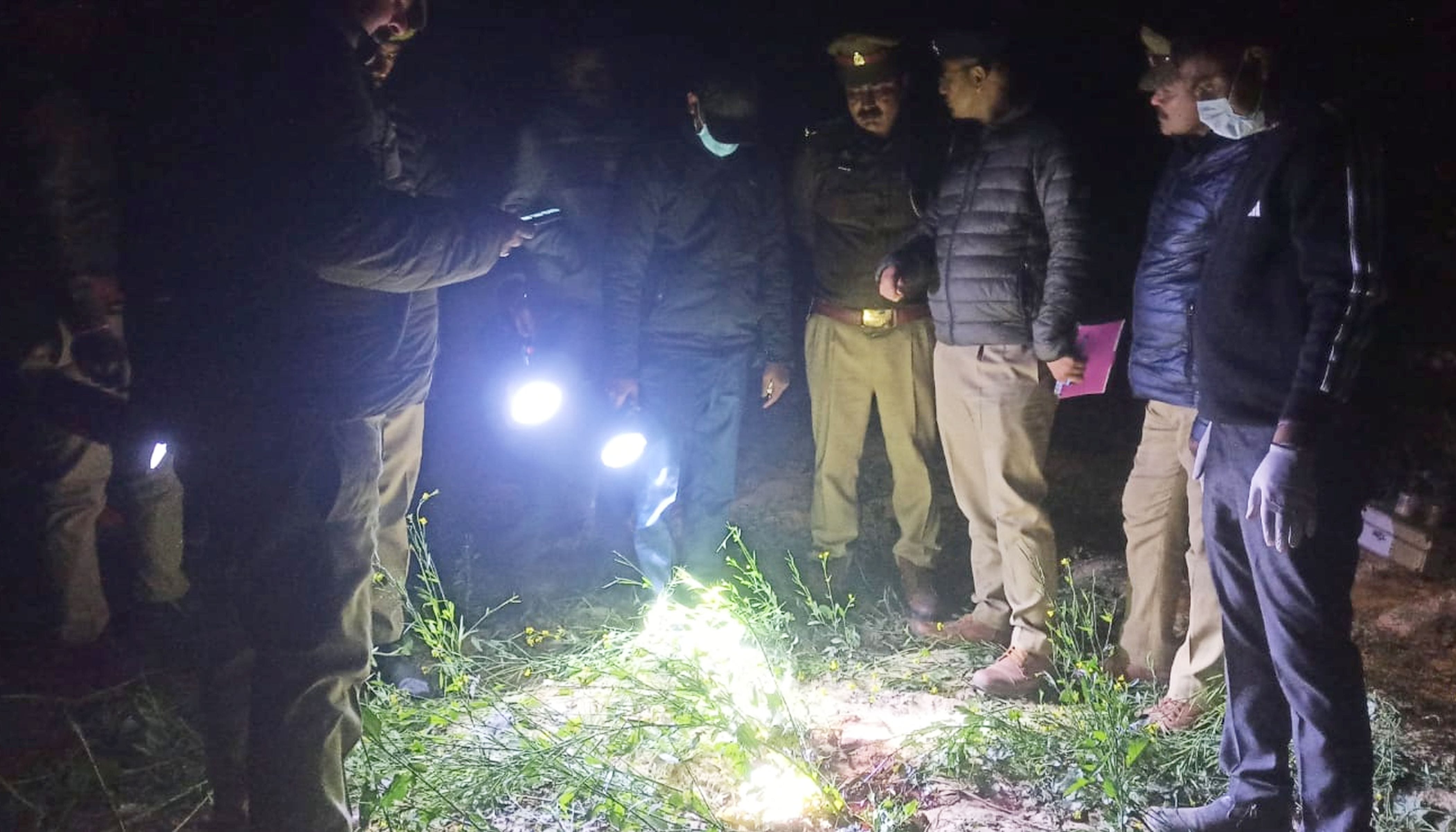 फोटो-35-मरच्युरी हाउस में परिजनों से बात-चीत करती पुलिस। वीडियो ग्रैब