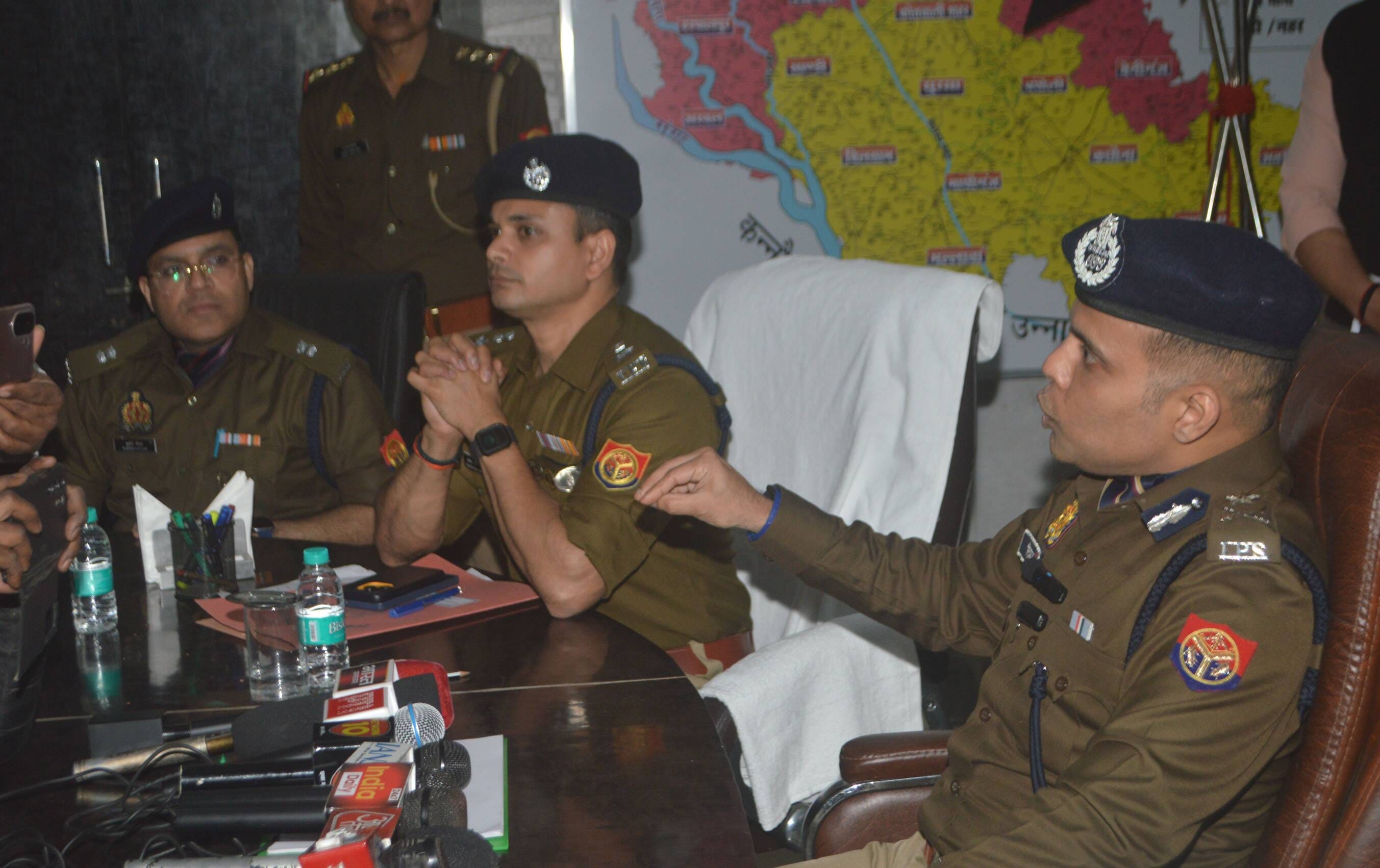 फोटो-39-साइबर थाने में निरीक्षण के दौरान जानकारी लेते आईजी किरण एस, साथ में एसपी एके मीणा। संवा