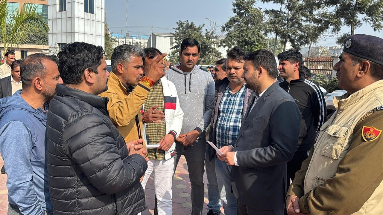 -फोटो 80 : जाखौदा गांव में किसान चौक को किया गया बंद। संवाद