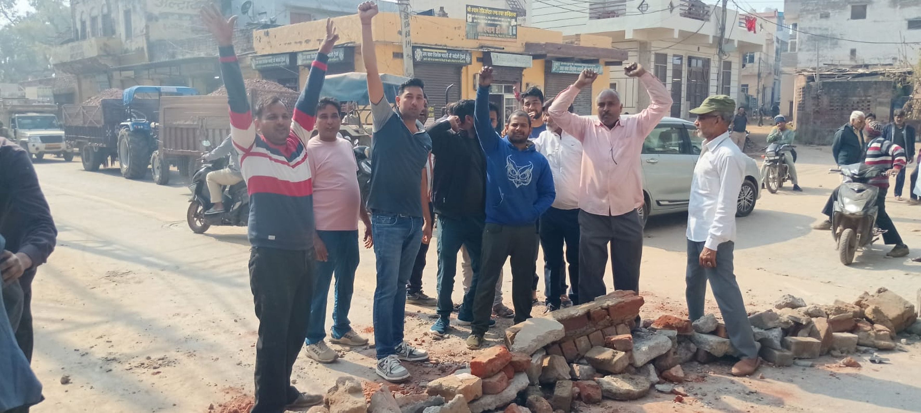 फोटो संख्या:53 जाम खुलवाने मोहल्ला बास में पहुंची शहर थाना पुलिस। संवाद फोटो संख्या:53 जाम खुलवाने मोहल्ला बास में पहुंची शहर थाना पुलिस। संवाद