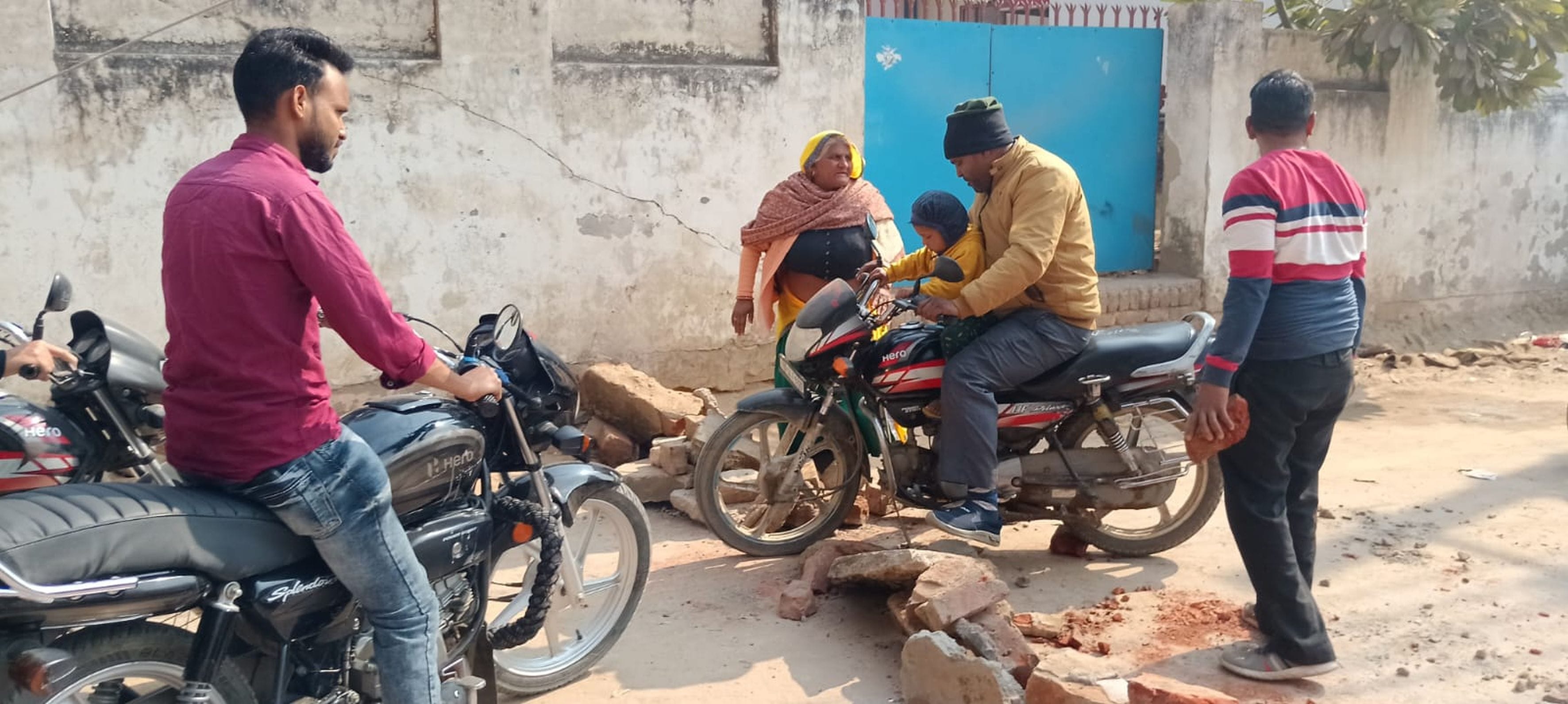 फोटो संख्या:53 जाम खुलवाने मोहल्ला बास में पहुंची शहर थाना पुलिस। संवाद फोटो संख्या:53 जाम खुलवाने मोहल्ला बास में पहुंची शहर थाना पुलिस। संवाद