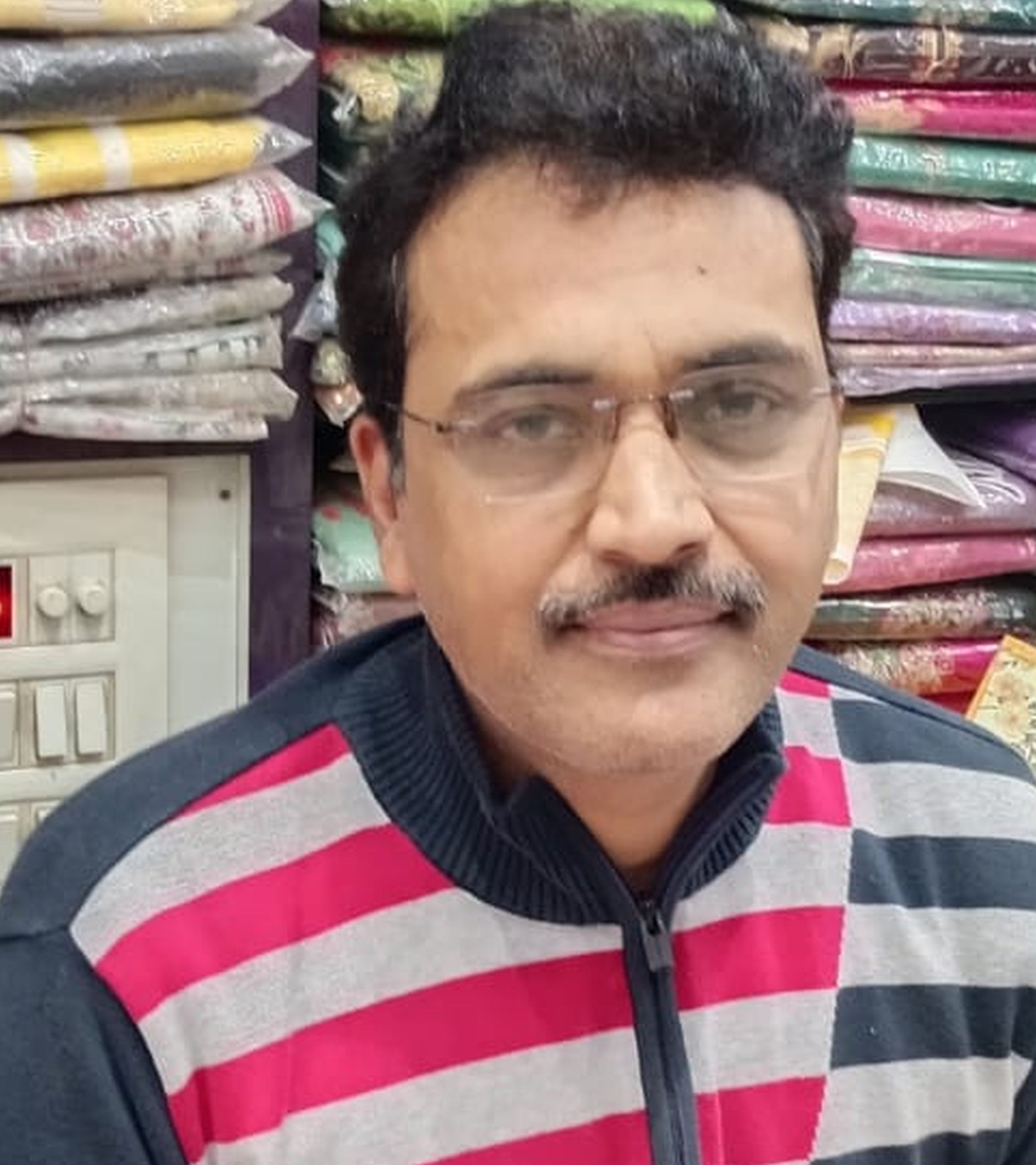 फोटो संख्या:65 दुकान में साड़ी खरीदती महिलाएं। संवाद फोटो संख्या:65 दुकान में साड़ी खरीदती महिलाएं। संवाद