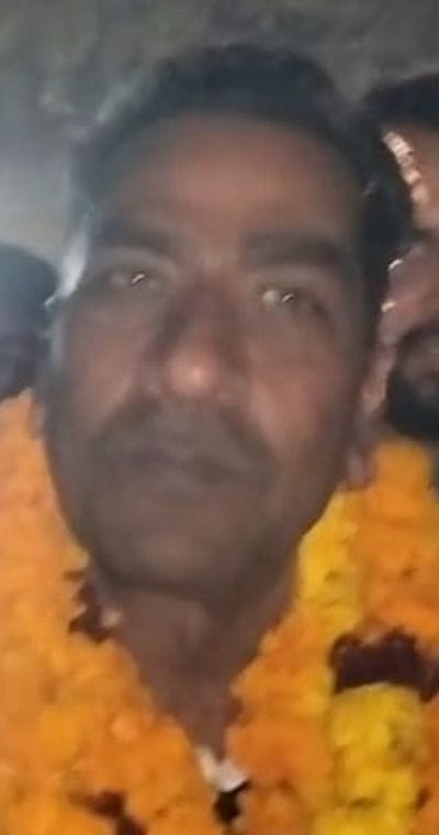 जिला बार एसोसिएशन के अधिवक्ता जीत का जश्न मनाते हुए। संवाद