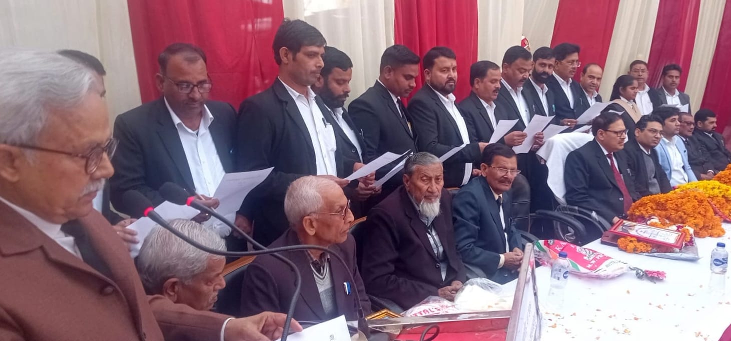 जलालाबाद तहसील प्रांगण में आयोजित शपथ ग्रहण कार्यक्रम में बोलते जिला जज विष्णु कुमार शर्मा। संव