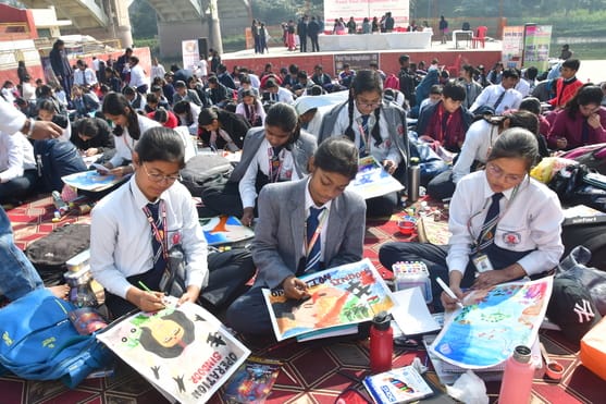 कचहरी के शास्त्री घाट पर दीपा फाउंडेशन द्वारा पेंट योर इमेजिनेशन चित्रकला प्रतियोगिता में अपन कचहरी के शास्त्री घाट पर दीपा फाउंडेशन द्वारा पेंट योर इमेजिनेशन चित्रकला प्रतियोगिता में अपन