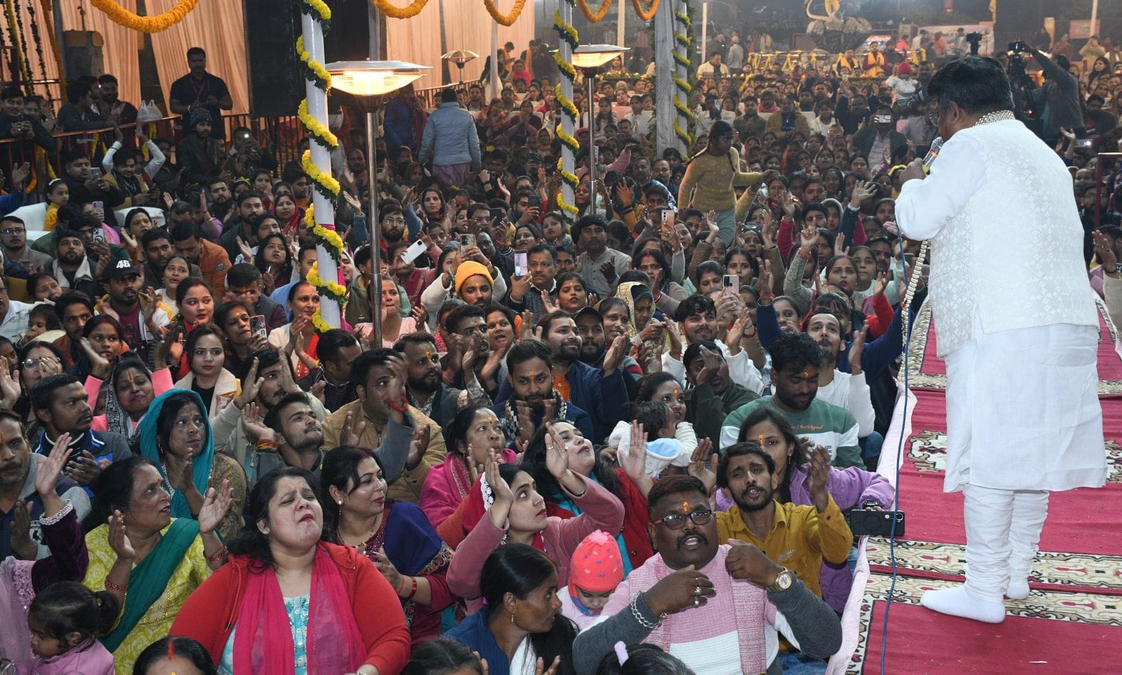 कोलकाता के भजन गायक संजय मित्तल की प्रस्तुति देते लोग।