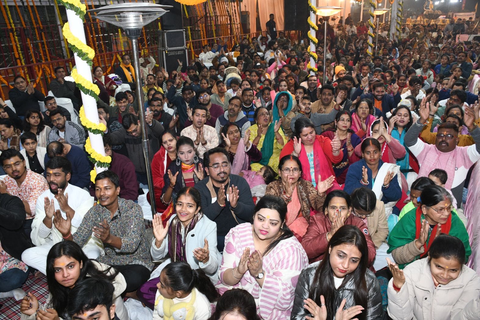 कोलकाता के भजन गायक संजय मित्तल की प्रस्तुति देते लोग।