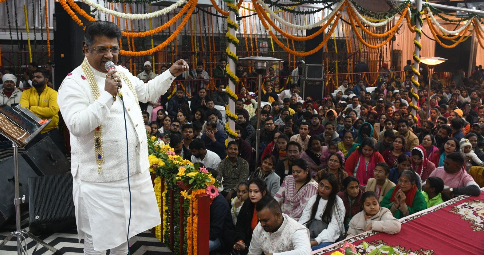 कोलकाता के भजन गायक संजय मित्तल की प्रस्तुति देते लोग।