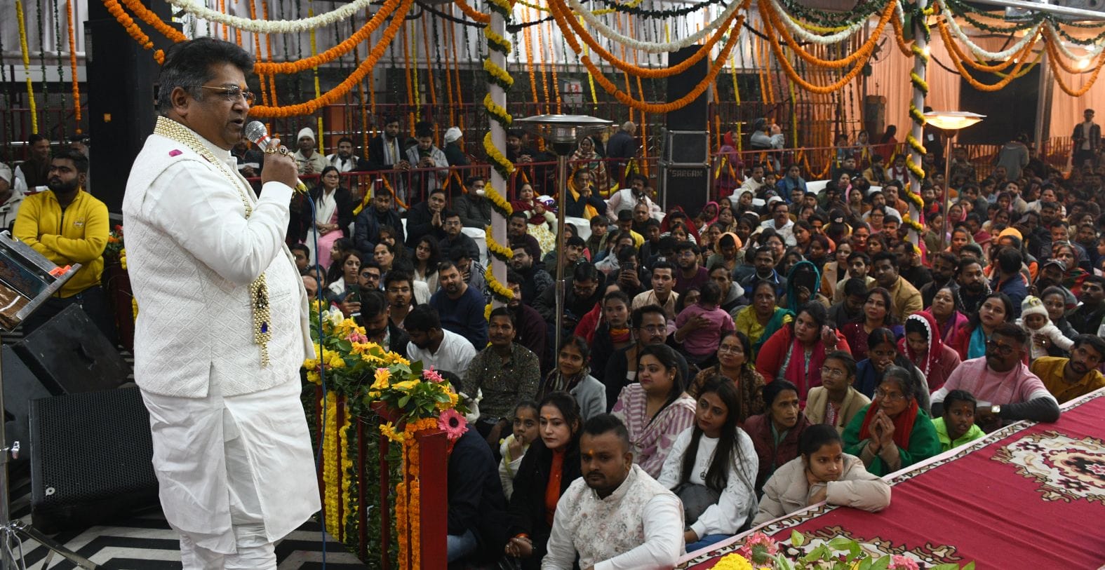 कोलकाता के भजन गायक संजय मित्तल की प्रस्तुति देते लोग।