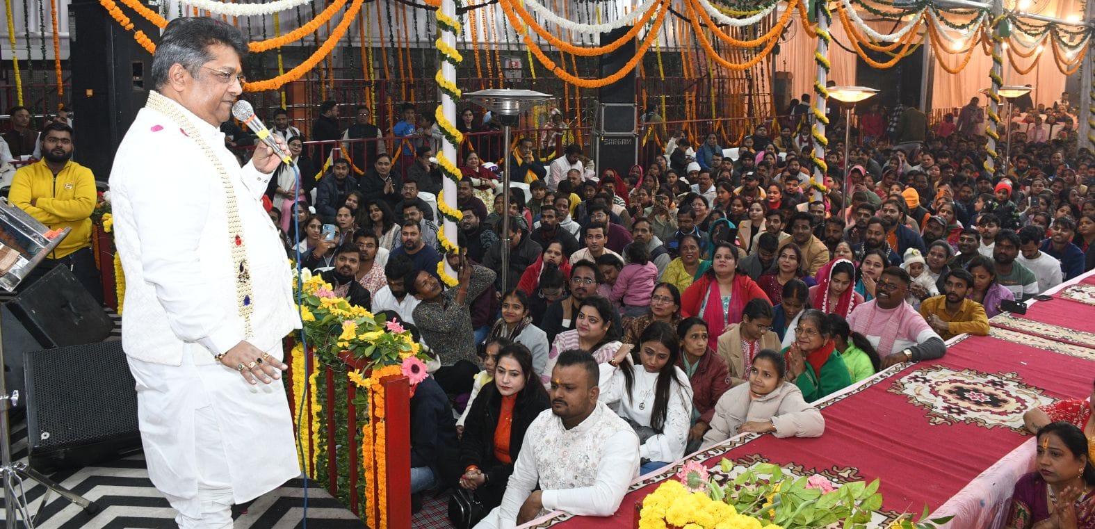 कोलकाता के भजन गायक संजय मित्तल की प्रस्तुति देते लोग।