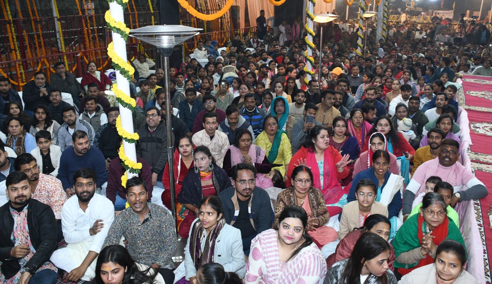 कोलकाता के भजन गायक संजय मित्तल की प्रस्तुति देते लोग।