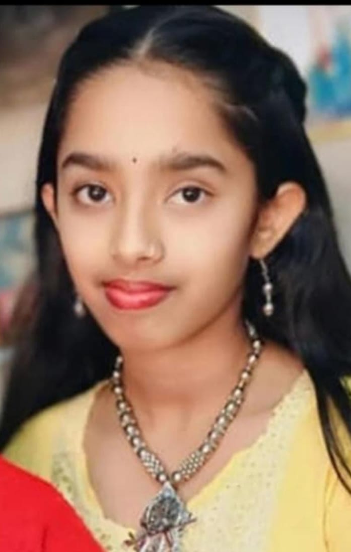 छात्रा की मौत के बाद न्याय दिलाने की मांग कर कलेक्ट्री के बाहर धरना प्रदर्शन करते मृतका छात्रा 