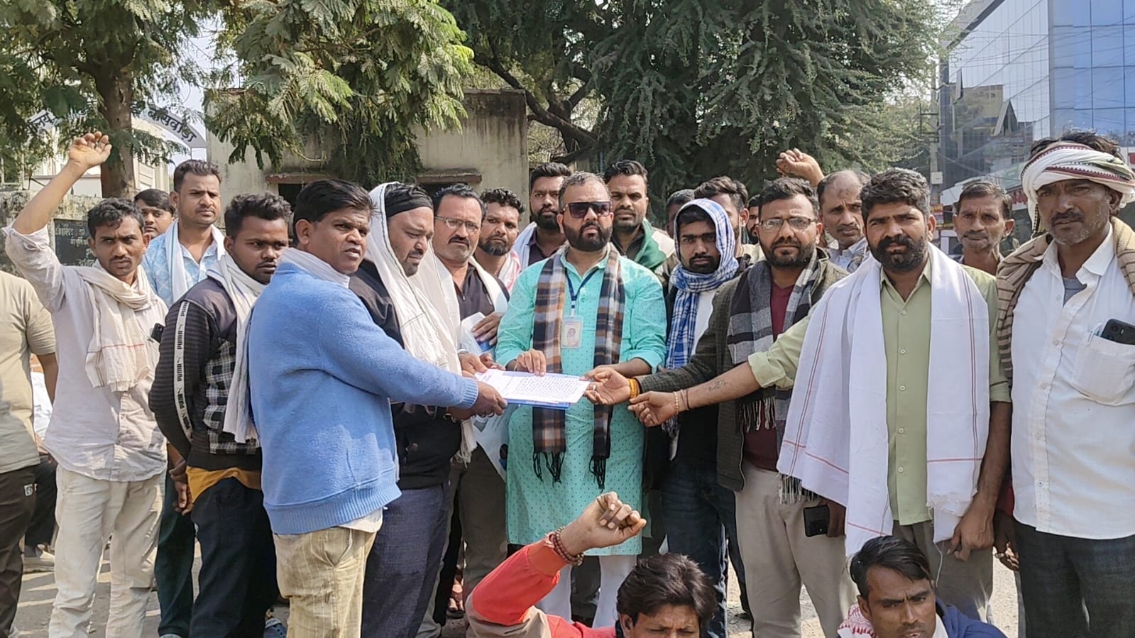 छात्रा की मौत के बाद न्याय दिलाने की मांग कर कलेक्ट्री के बाहर धरना प्रदर्शन करते मृतका छात्रा 