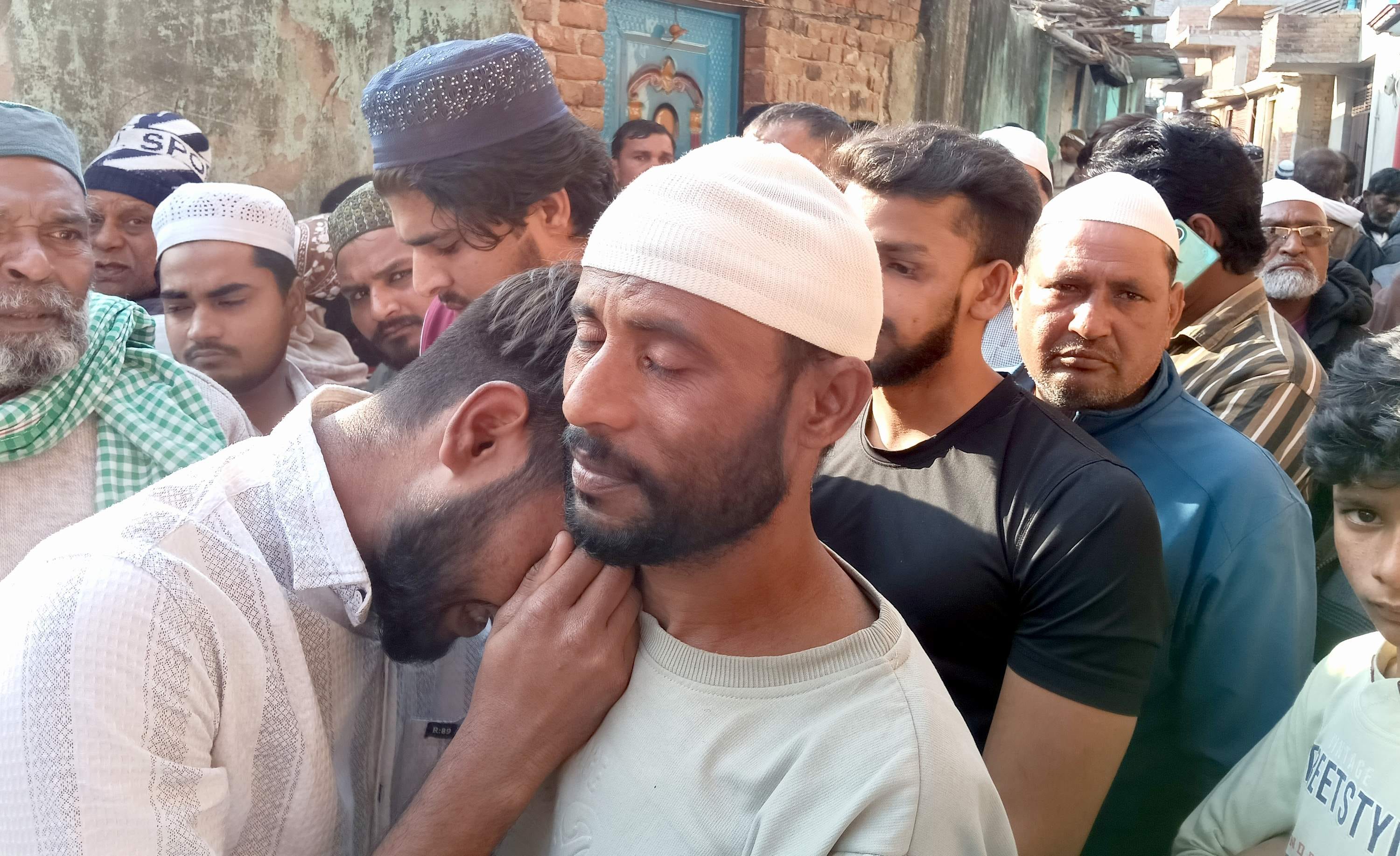 कांठ के गांव शाहूपुर की दो सगी बहनों की सड़क हादसे में मौत के बाद घर लगी भीड़। संवाद कांठ के गांव शाहूपुर की दो सगी बहनों की सड़क हादसे में मौत के बाद घर लगी भीड़। संवाद