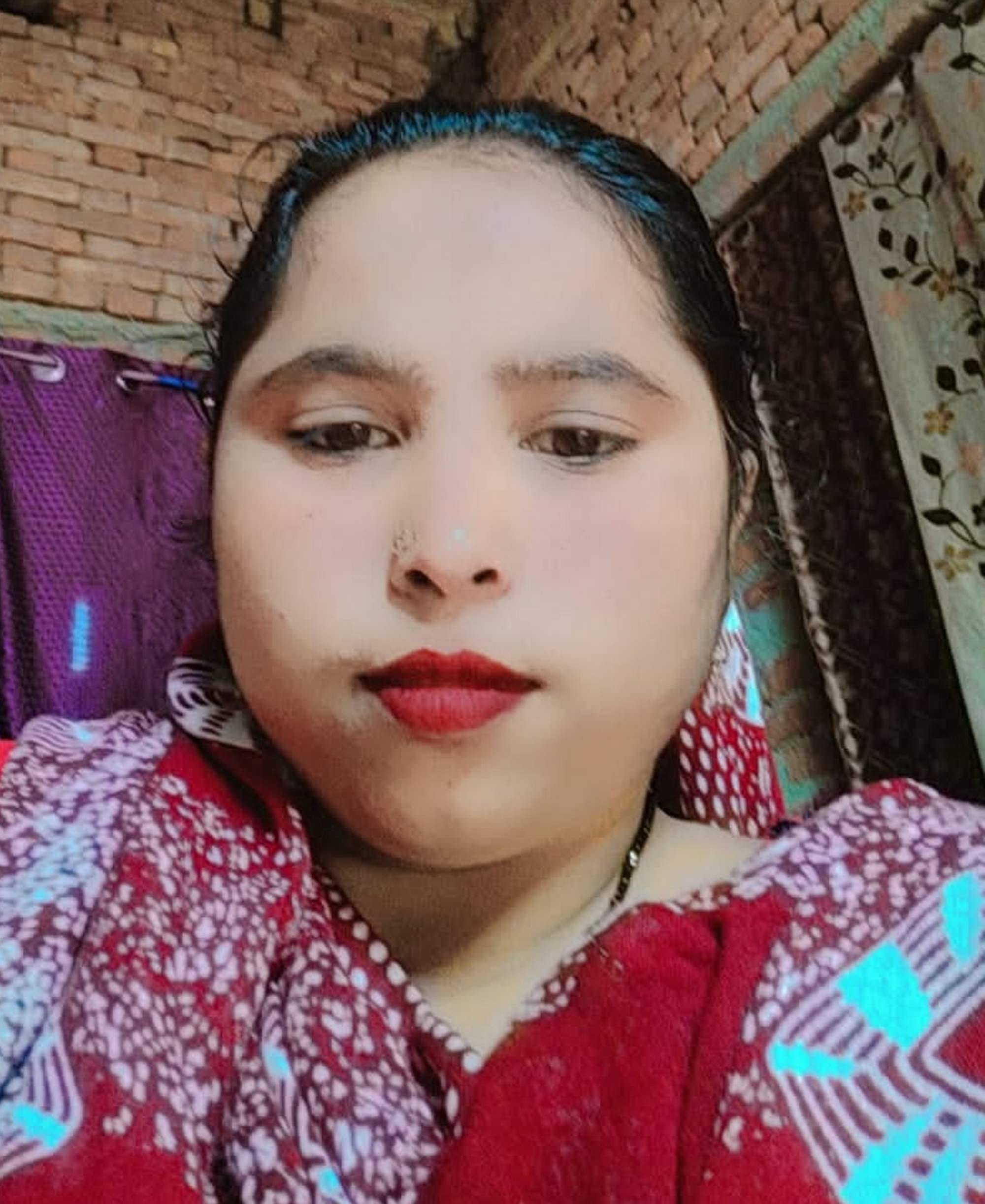 कांठ के गांव शाहूपुर की दो सगी बहनों की सड़क हादसे में मौत के बाद घर लगी भीड़। संवाद कांठ के गांव शाहूपुर की दो सगी बहनों की सड़क हादसे में मौत के बाद घर लगी भीड़। संवाद