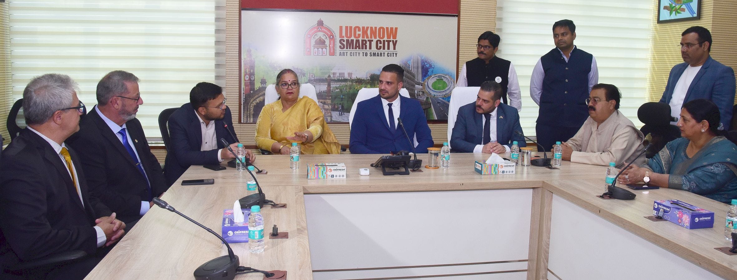 लखनऊ पहुंचे ब्राजील के मेयर व अन्य जनप्रतिनिधि। लखनऊ पहुंचे ब्राजील के मेयर व अन्य जनप्रतिनिधि।
