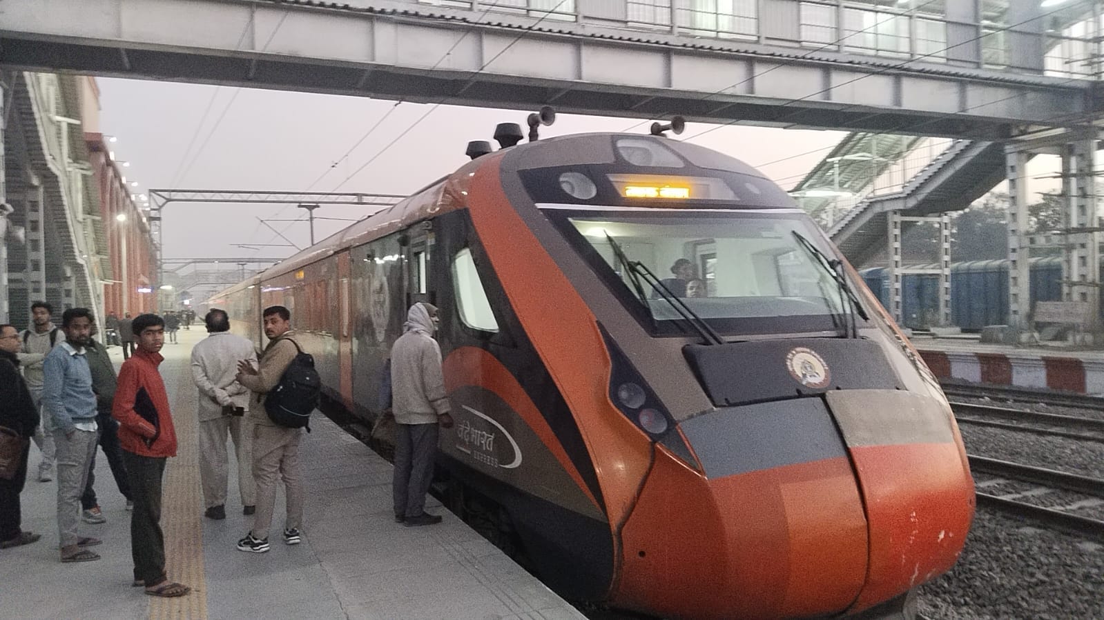 नजीबाबाद स्टेशन पर खड़ी की गई ट्रेन। संवाद