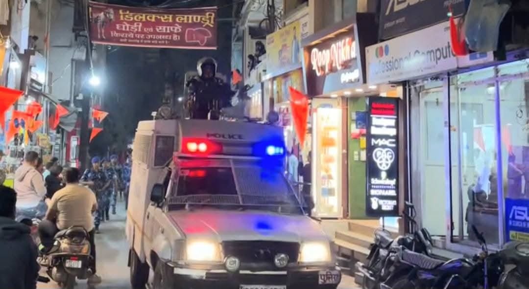 निरिक्षण करते अधिकारी