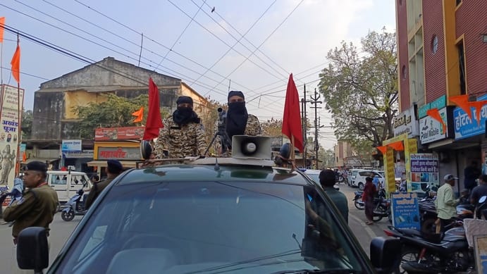 निरिक्षण करते अधिकारी