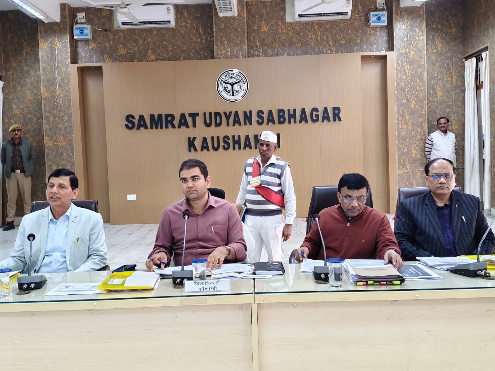 निर्माण कार्यों की समीक्षा के दौरान मौजूद डीएम डाॅ. अमित पाल व एडीएम शालिनी प्रभाकर- प्रशासन