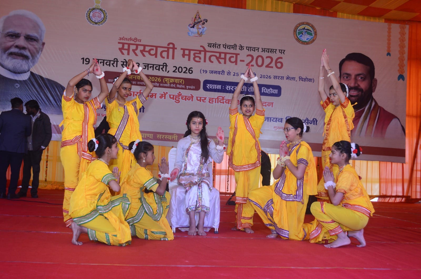 पिहोवा।  अनाज मंडी में गणतंत्र दिवस की रिहर्सल करते छात्र-छात्राएं। विज्ञप्ति