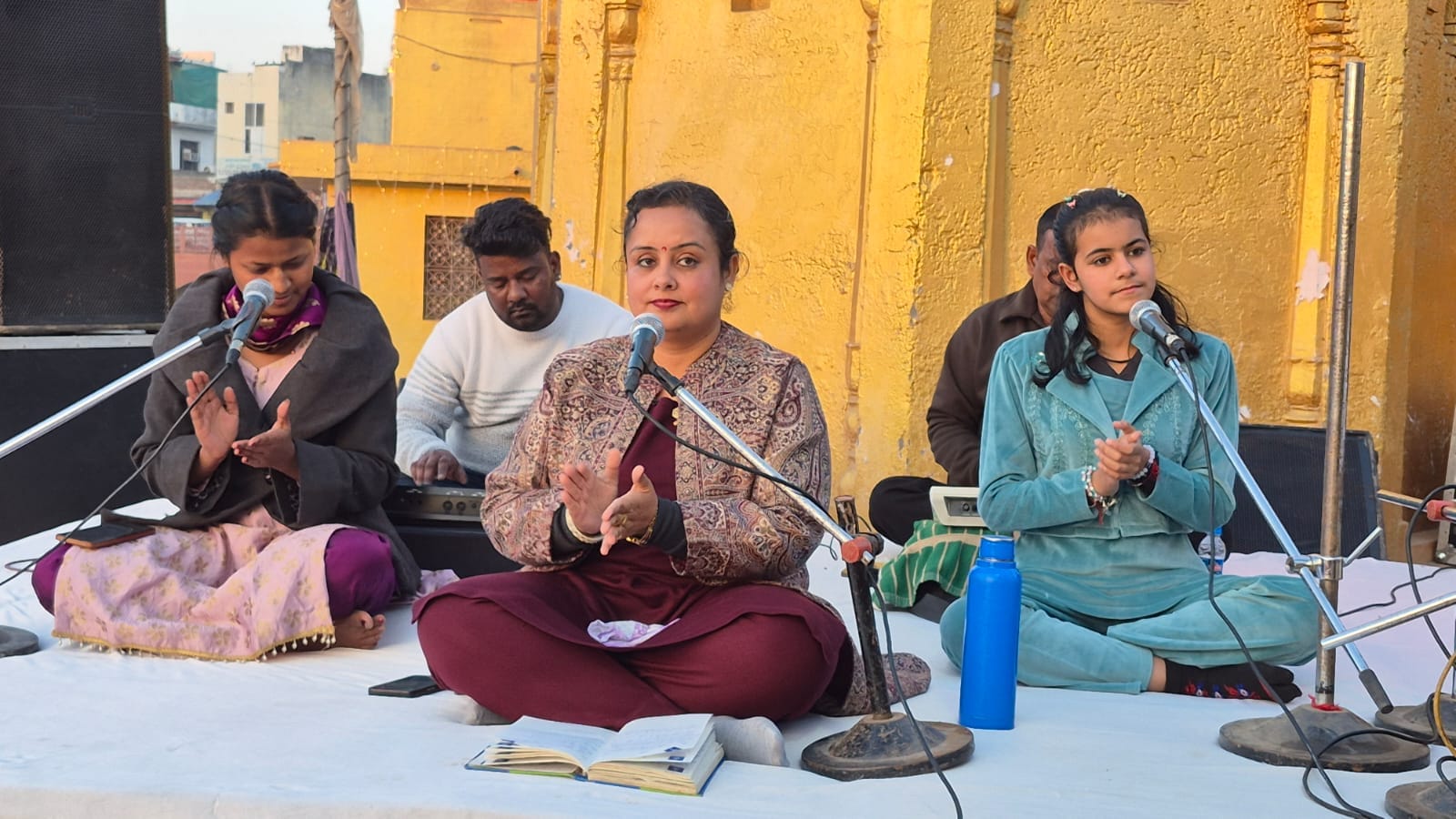 पिहोवा। सरस्वती तीर्थ पर सांध्यकालीन महाआरती करते बीज विकास निगम के चेयरमैन देव कुमार शर्मा व अ पिहोवा। सरस्वती तीर्थ पर सांध्यकालीन महाआरती करते बीज विकास निगम के चेयरमैन देव कुमार शर्मा व अ