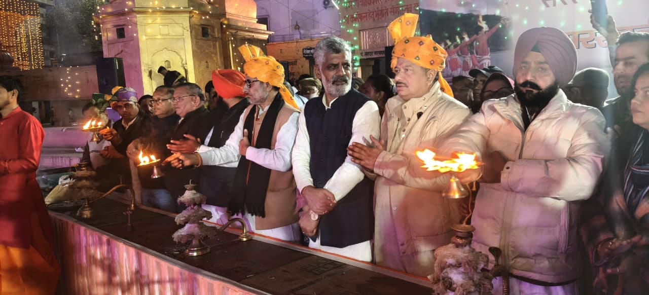 पिहोवा। सरस्वती तीर्थ पर सांध्यकालीन महाआरती करते बीज विकास निगम के चेयरमैन देव कुमार शर्मा व अ पिहोवा। सरस्वती तीर्थ पर सांध्यकालीन महाआरती करते बीज विकास निगम के चेयरमैन देव कुमार शर्मा व अ