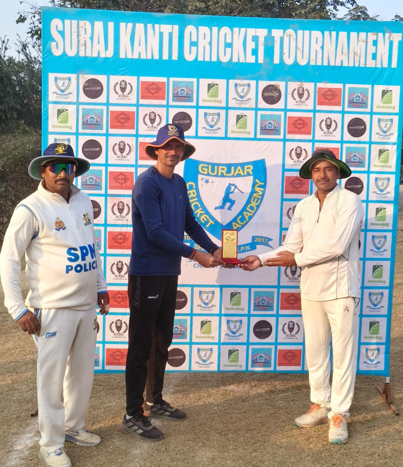 पुवायां में पुवायां प्रीमियर लीग  क्रिकेट टूर्नामेंट में शॉट लगाता खिलाड़ी। संवाद