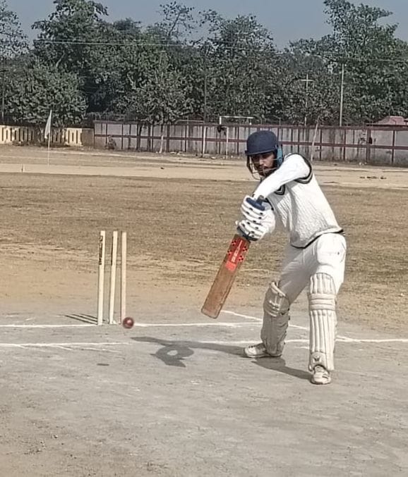 पुवायां प्रीमियर लीग में अक्षय को मैन ऑफ द मैच का पुरस्कार देते आयोजक। संवाद