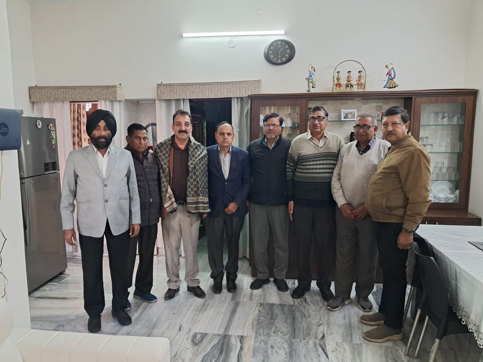 राजेश सेठी को कार्यकारिणी में जगह मिलने पर सम्मानित करते पदाधिकारी। स्वयं