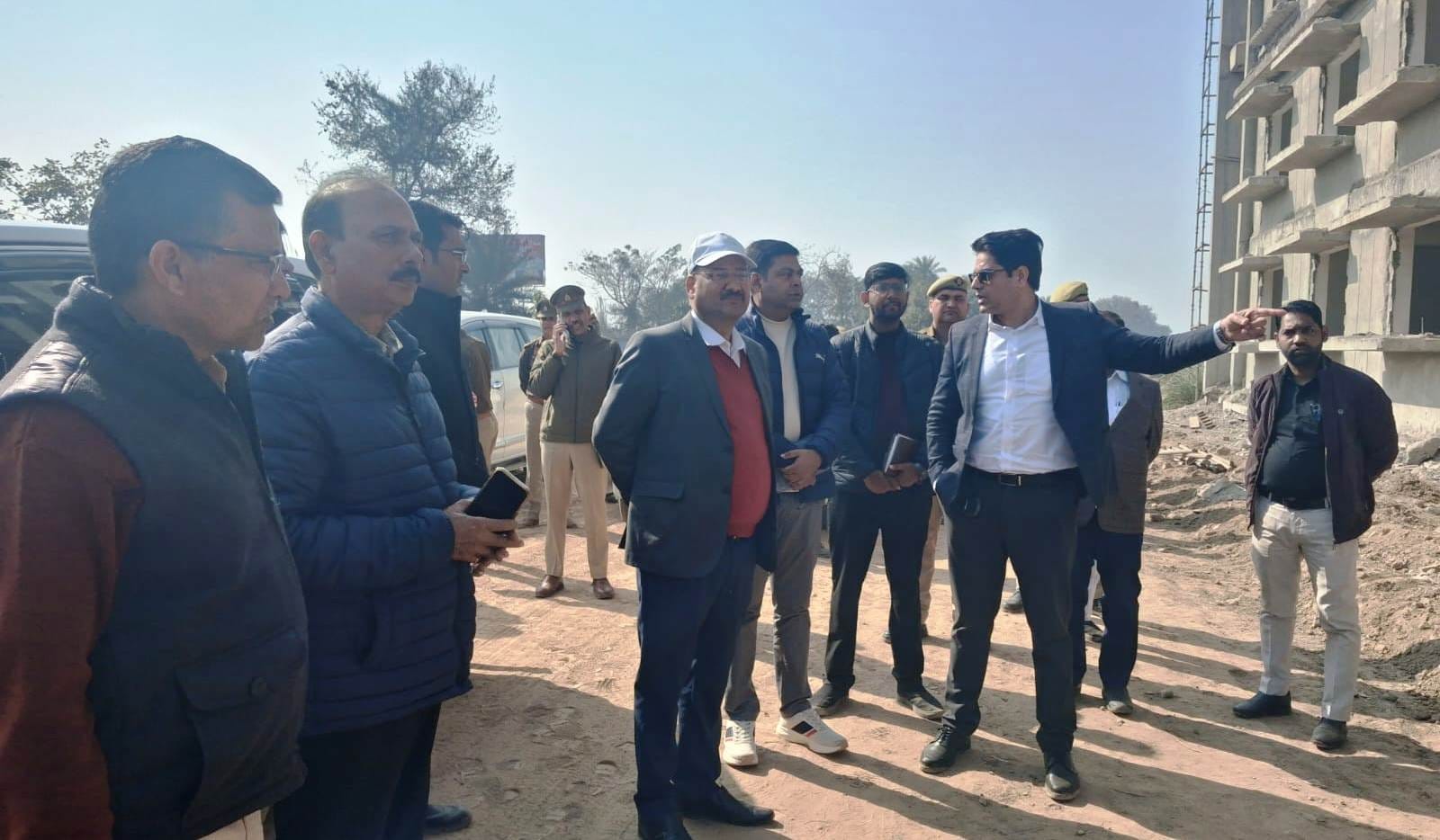सरधना। मेजर ध्यानचंद राज्य खेल विश्वविद्यालय सलावा में मुख्यमंत्री के आगमन को लेकर मुआयना करते सरधना। मेजर ध्यानचंद राज्य खेल विश्वविद्यालय सलावा में मुख्यमंत्री के आगमन को लेकर मुआयना करते