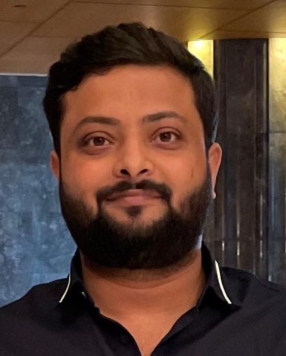 सदर बाजार स्थित एक शोरूम पर गहनों की खरीदारी करते लोग। संवाद सदर बाजार स्थित एक शोरूम पर गहनों की खरीदारी करते लोग। संवाद