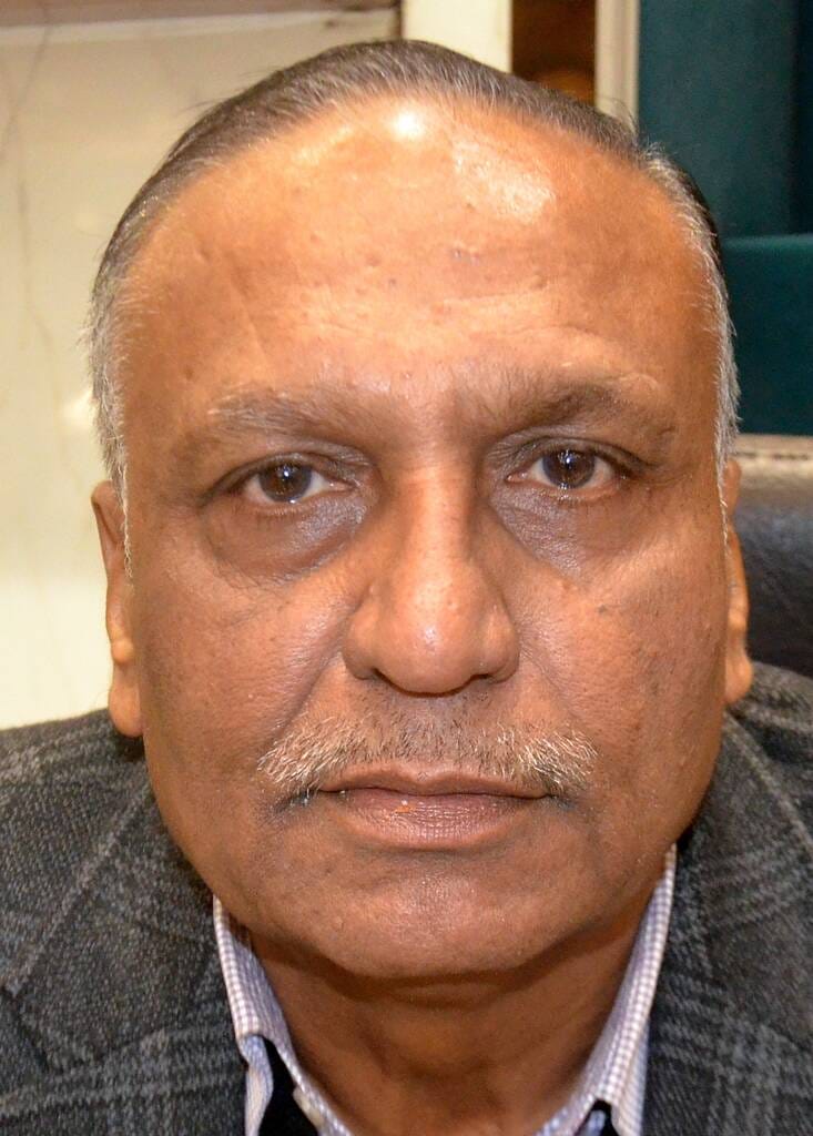 सदर बाजार स्थित एक शोरूम पर गहनों की खरीदारी करते लोग। संवाद सदर बाजार स्थित एक शोरूम पर गहनों की खरीदारी करते लोग। संवाद