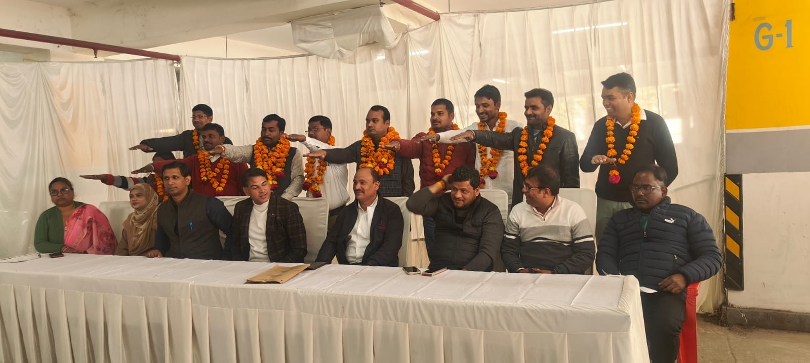 शपथ लेते पदाधिकारी।
