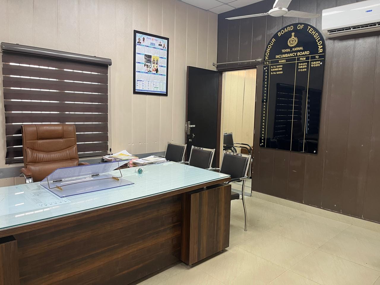 तहसीलदार के दफ्तर के बाहर उनके इंतजार में खड़े लोग संवाद तहसीलदार के दफ्तर के बाहर उनके इंतजार में खड़े लोग संवाद