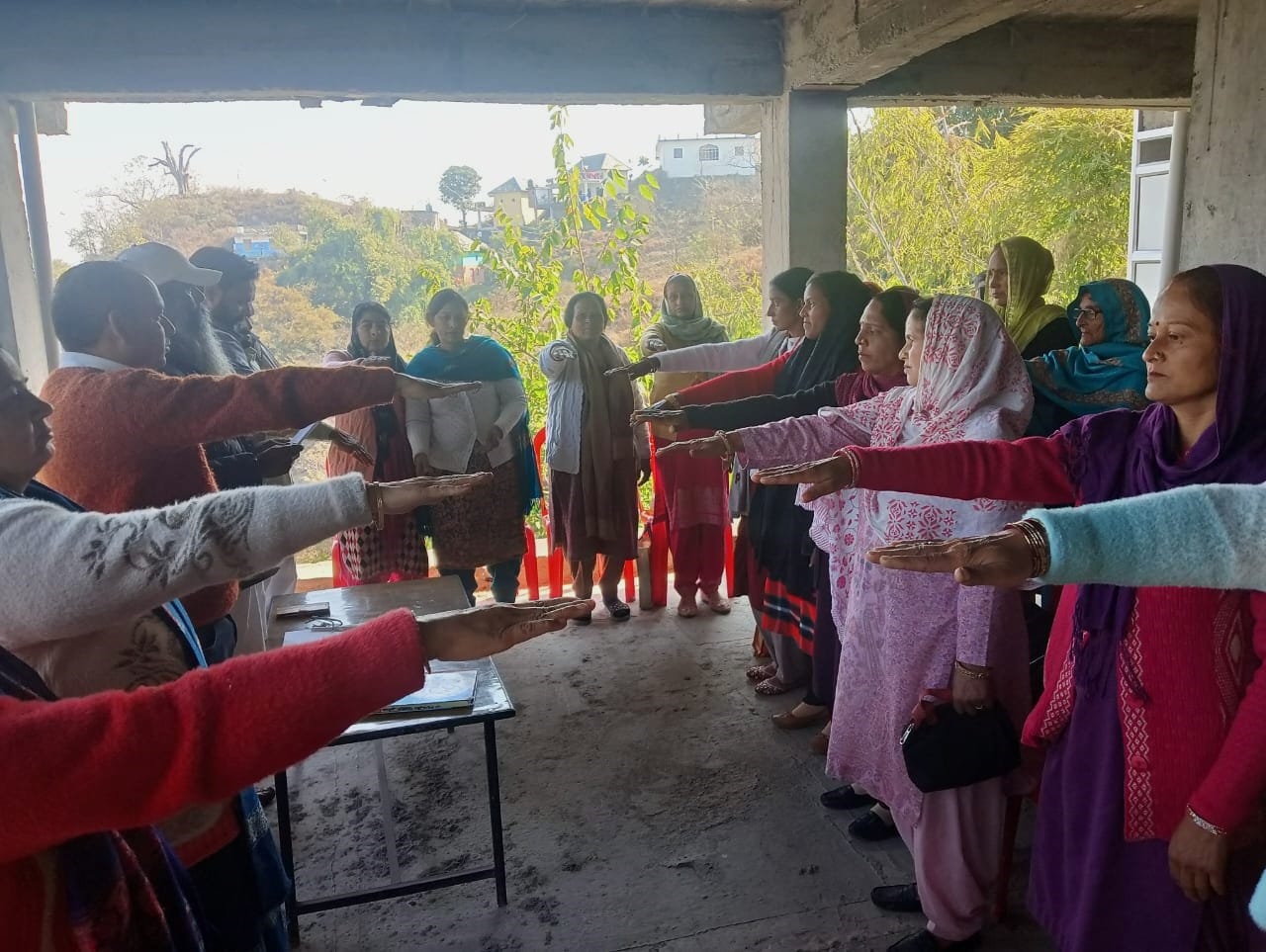 धमड़ियाण पंचायत में आयोजित ग्राम सभा में उपस्थित महिलाएं। संवाद