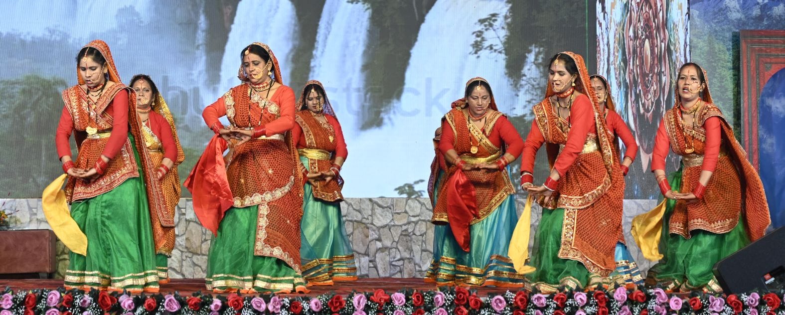 उत्तरायणी कौथिग के आठवें दिन बुधवार को प्रस्तुति देते कलाकार। उत्तरायणी कौथिग के आठवें दिन बुधवार को प्रस्तुति देते कलाकार।