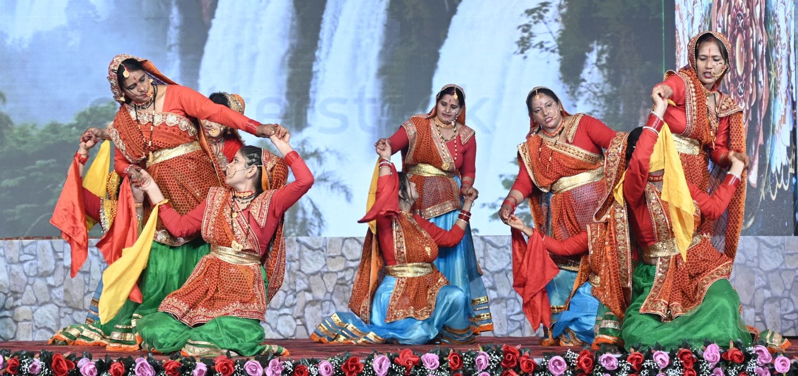 उत्तरायणी कौथिग के आठवें दिन बुधवार को प्रस्तुति देते कलाकार। उत्तरायणी कौथिग के आठवें दिन बुधवार को प्रस्तुति देते कलाकार।