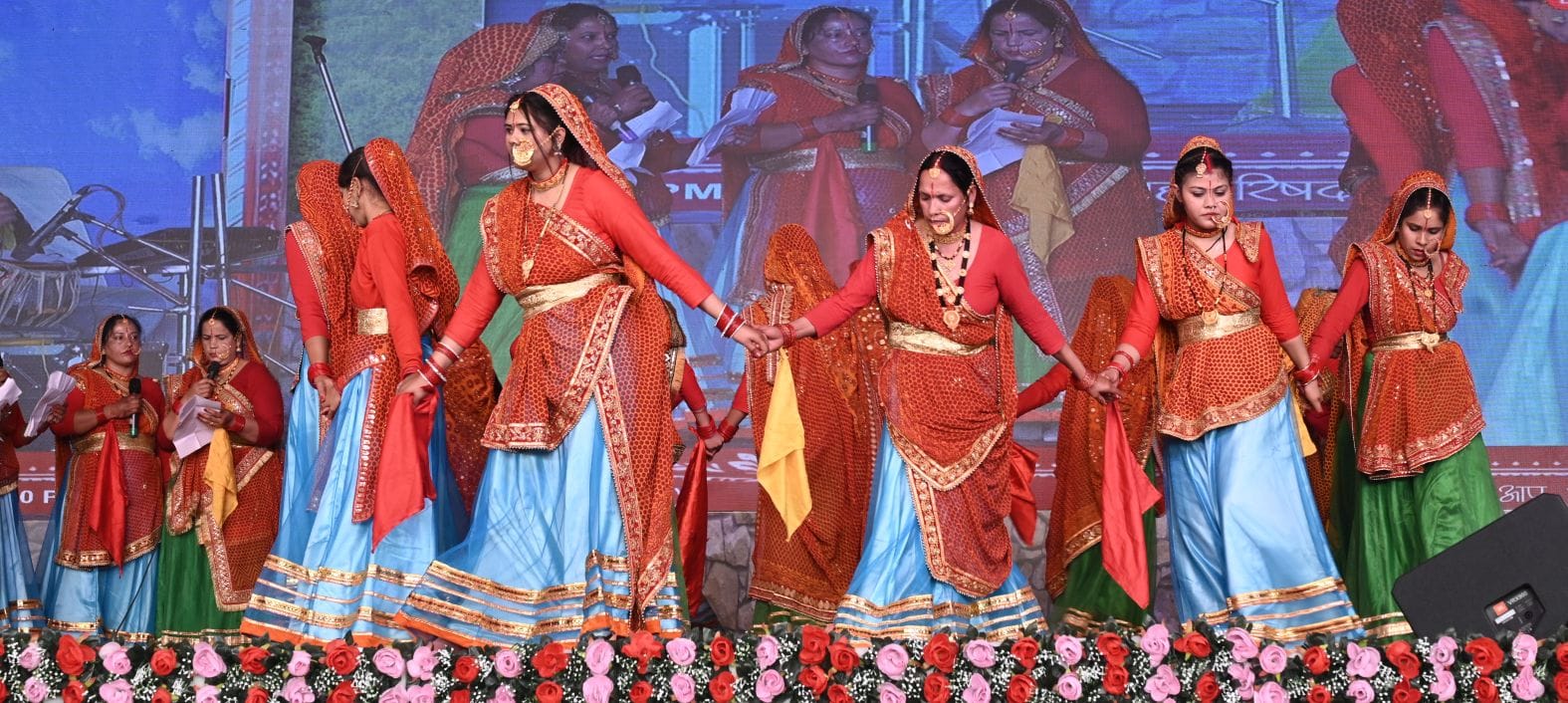 उत्तरायणी कौथिग के आठवें दिन बुधवार को प्रस्तुति देते कलाकार। उत्तरायणी कौथिग के आठवें दिन बुधवार को प्रस्तुति देते कलाकार।