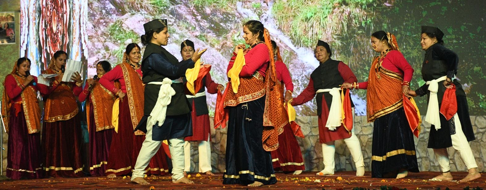 उत्तरायणी कौथिग के आठवें दिन बुधवार को प्रस्तुति देते कलाकार। उत्तरायणी कौथिग के आठवें दिन बुधवार को प्रस्तुति देते कलाकार।
