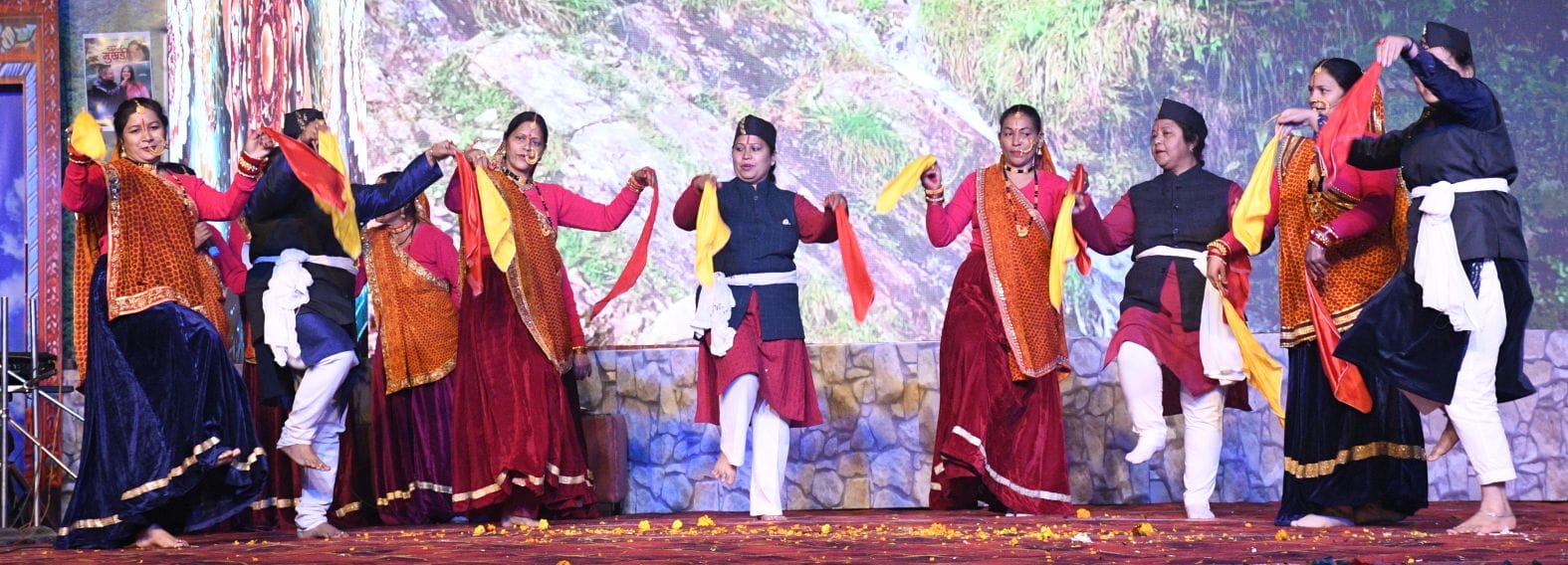 उत्तरायणी कौथिग के आठवें दिन बुधवार को प्रस्तुति देते कलाकार। उत्तरायणी कौथिग के आठवें दिन बुधवार को प्रस्तुति देते कलाकार।