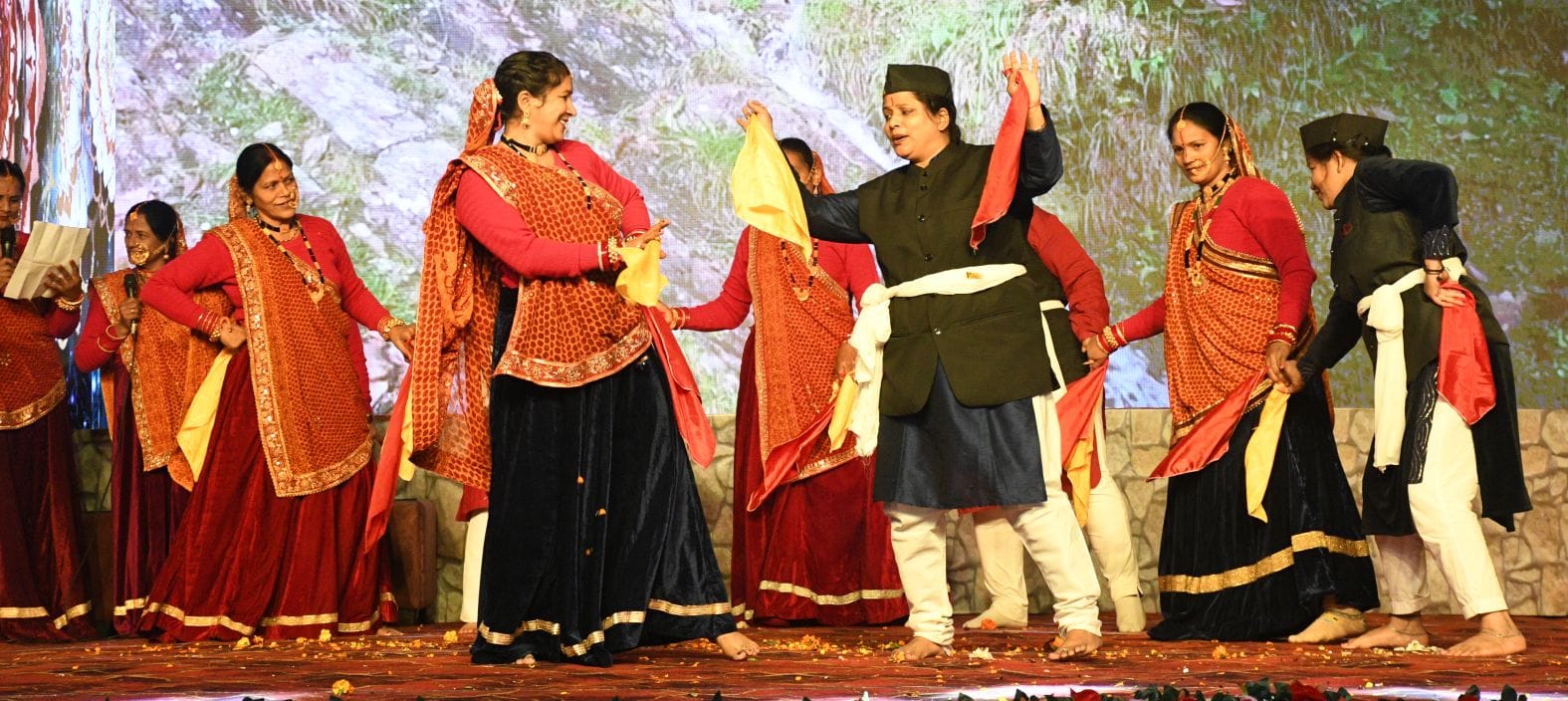 उत्तरायणी कौथिग के आठवें दिन बुधवार को प्रस्तुति देते कलाकार। उत्तरायणी कौथिग के आठवें दिन बुधवार को प्रस्तुति देते कलाकार।