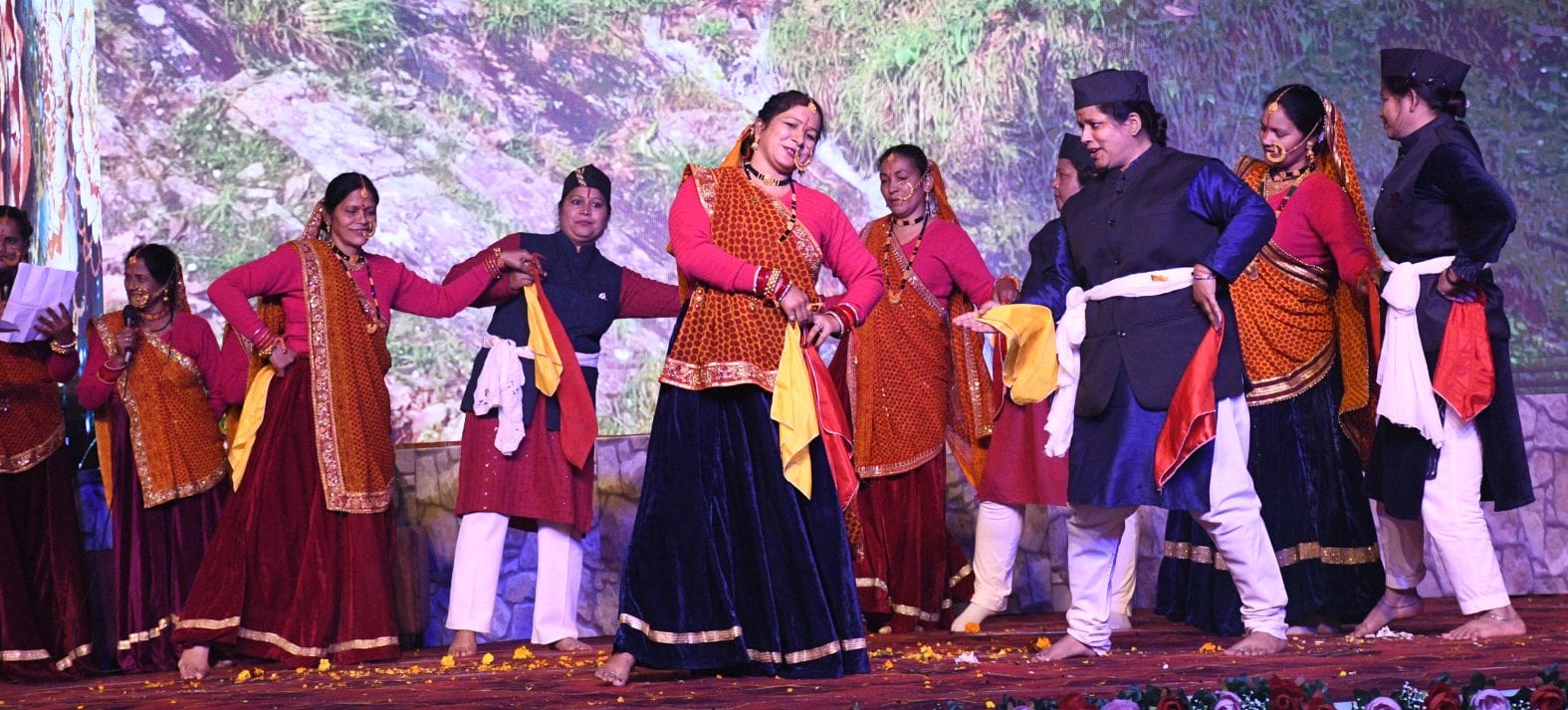 उत्तरायणी कौथिग के आठवें दिन बुधवार को प्रस्तुति देते कलाकार। उत्तरायणी कौथिग के आठवें दिन बुधवार को प्रस्तुति देते कलाकार।