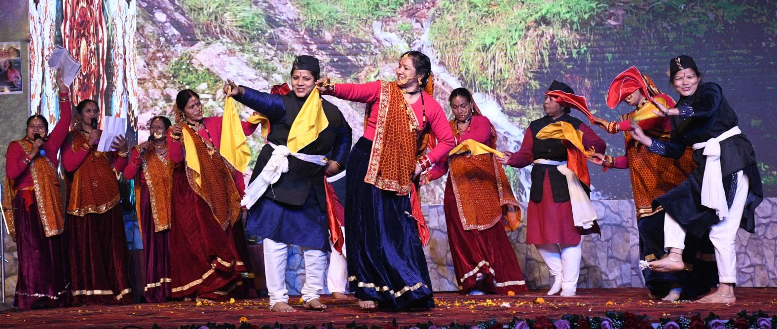 उत्तरायणी कौथिग के आठवें दिन बुधवार को प्रस्तुति देते कलाकार। उत्तरायणी कौथिग के आठवें दिन बुधवार को प्रस्तुति देते कलाकार।