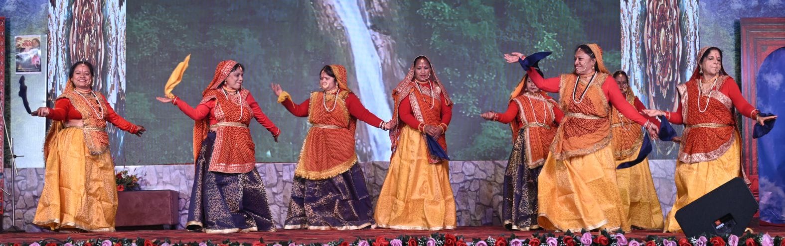 उत्तरायणी कौथिग के आठवें दिन बुधवार को प्रस्तुति देते कलाकार। उत्तरायणी कौथिग के आठवें दिन बुधवार को प्रस्तुति देते कलाकार।