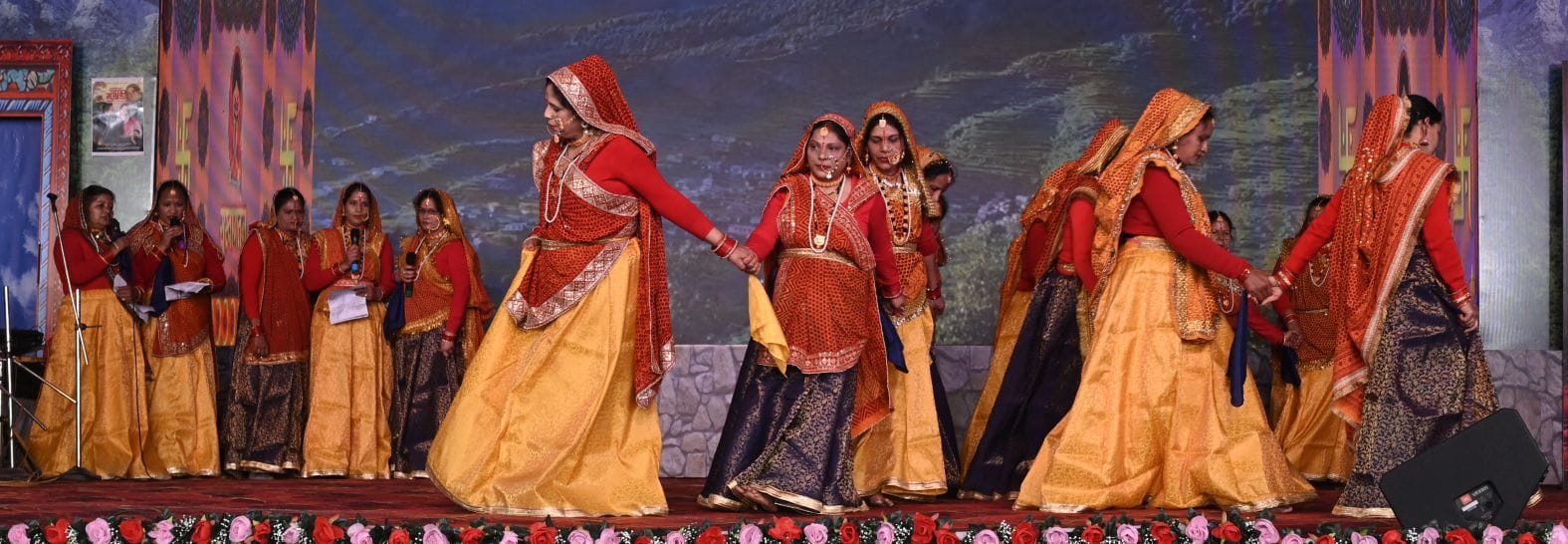 उत्तरायणी कौथिग के आठवें दिन बुधवार को प्रस्तुति देते कलाकार। उत्तरायणी कौथिग के आठवें दिन बुधवार को प्रस्तुति देते कलाकार।